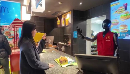 McDonald's начал использовать человекоподобных роботов в Китае. ВИДЕО