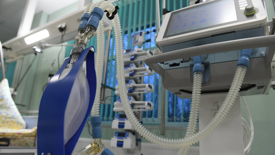 человек разбивает компьютер. сбой в работе прибора. сбой в работе прибора. техническое оборудование. техническое обслуживание слаботочных систем.