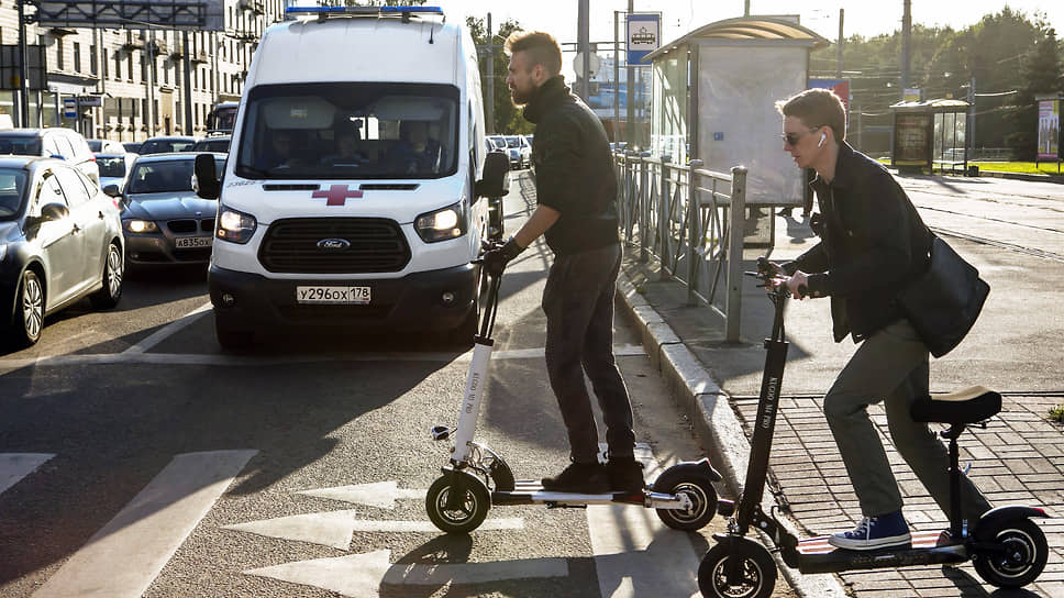 самокат по тротуару. движение на электросамокате по автомагистрали. электросамокат на дороге. движение на электросамокате по автомагистрали. электросамокаты пдд.