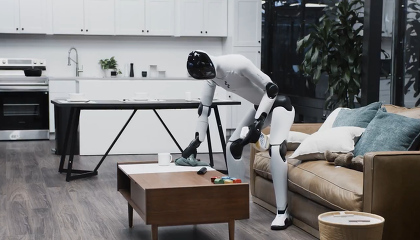 Представлен человекоподобный робот, который полностью автономно убирает дом. ВИДЕО