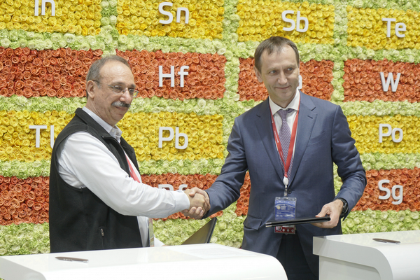 Генеральный директор ПАО "Уралкалий" Дмитрий Осипов и директор фирмы "1С" Борис Нуралиев