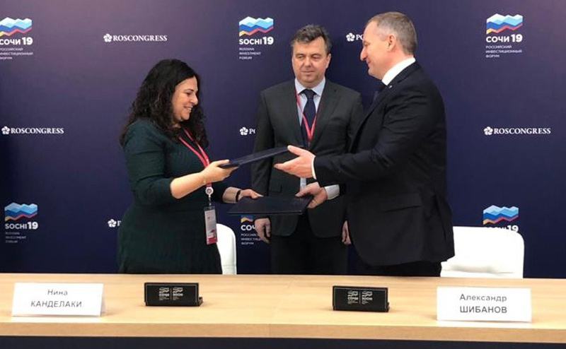 Александр Шибанов и Нина Канделаки после подписания соглашения