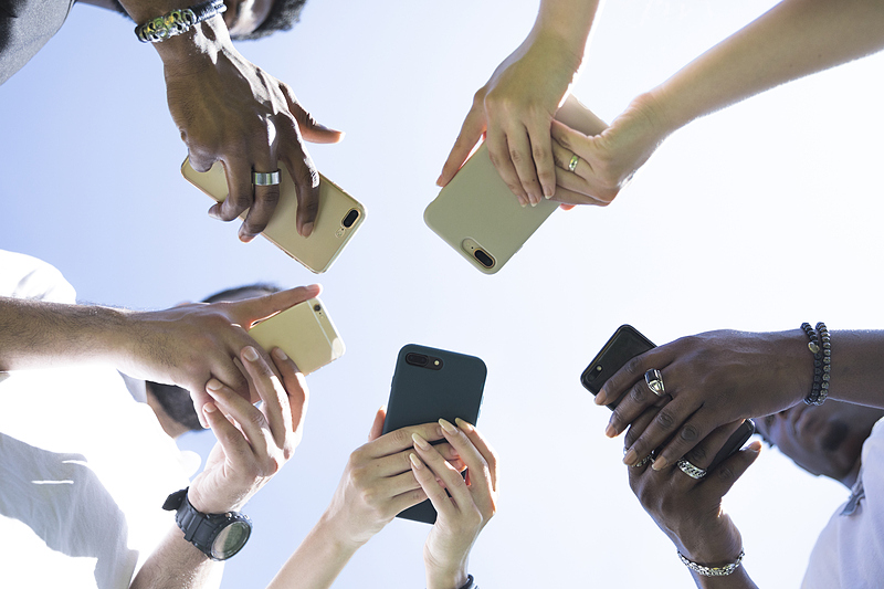 Файл:Bottom-view-diverse-group-friends-with-phones.jpg