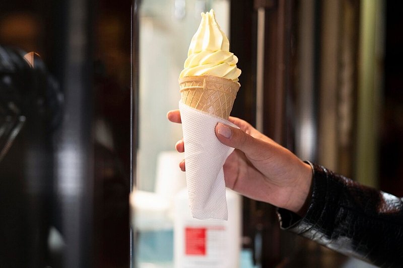 Файл:Close-up-hand-holding-ice-cream 23-2149005357.jpg