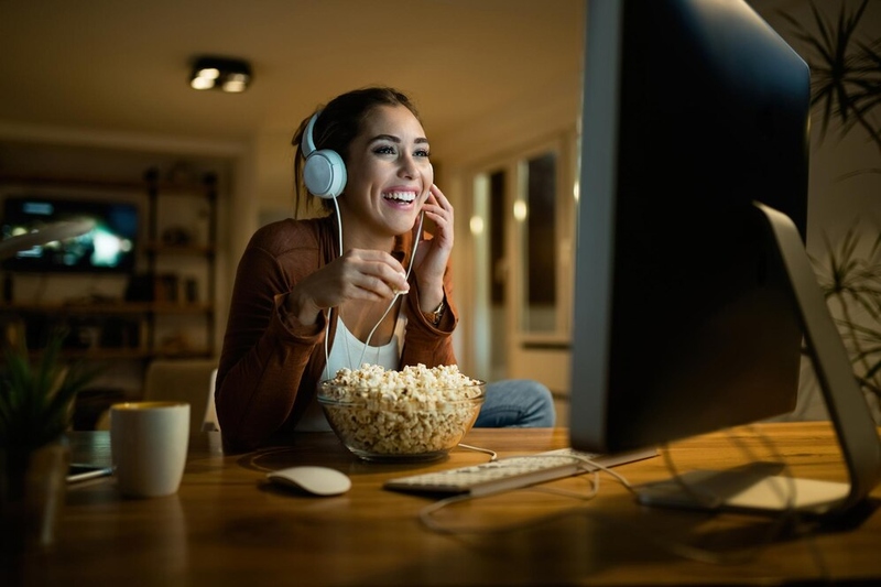 Файл:Happy-woman-eating-popcorn-watching-movie-desktop-pc-while-enjoying-night-her-apartment 637285-4431.jpg