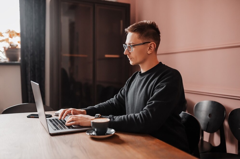 Файл:Handsome-man-working-laptop-workplace 324489-2560.jpg