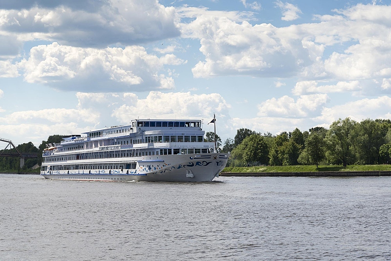 Файл:Passenger-cruise-ship-goes-down-river 94558-3071.jpg
