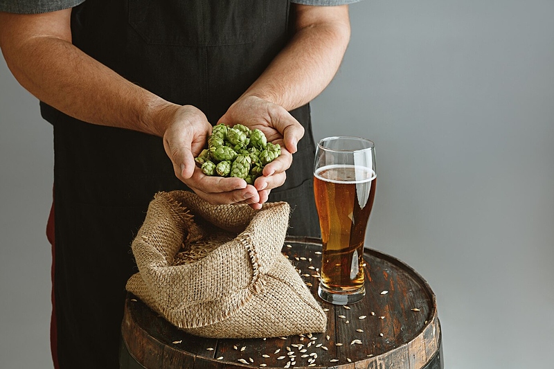 Файл:Close-up-confident-young-man-brewer-with-self-crafted-beer-glass-wooden-barrel-grey-wall 155003-38134.jpg