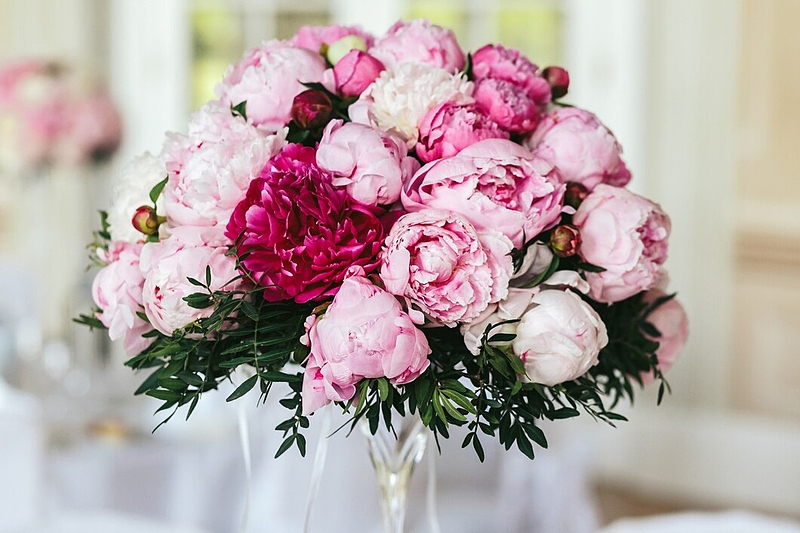 Файл:Closeup-bouquet-made-white-pink-peonies 8353-1732.jpg