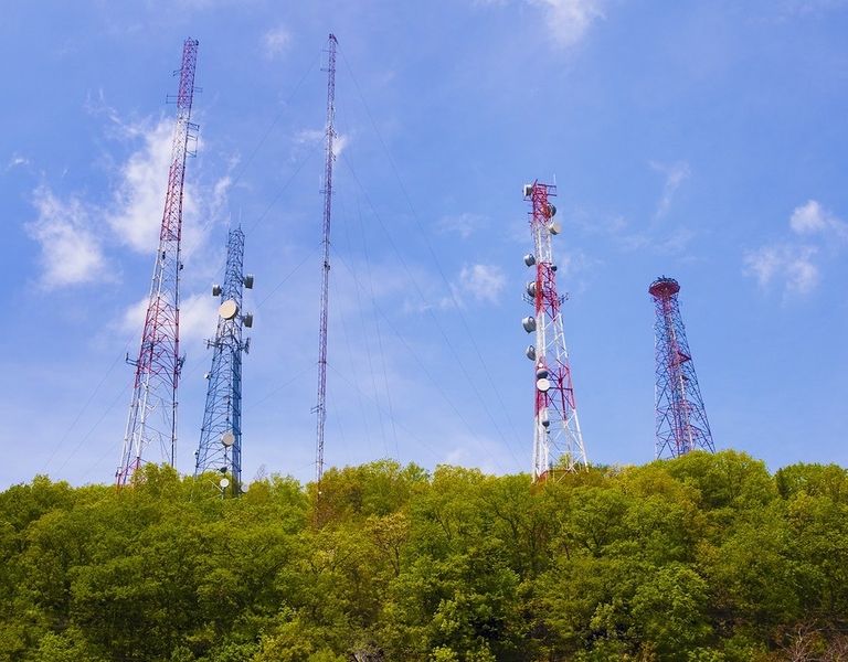 Файл:Antenna-and-cell-phone-towers.jpg