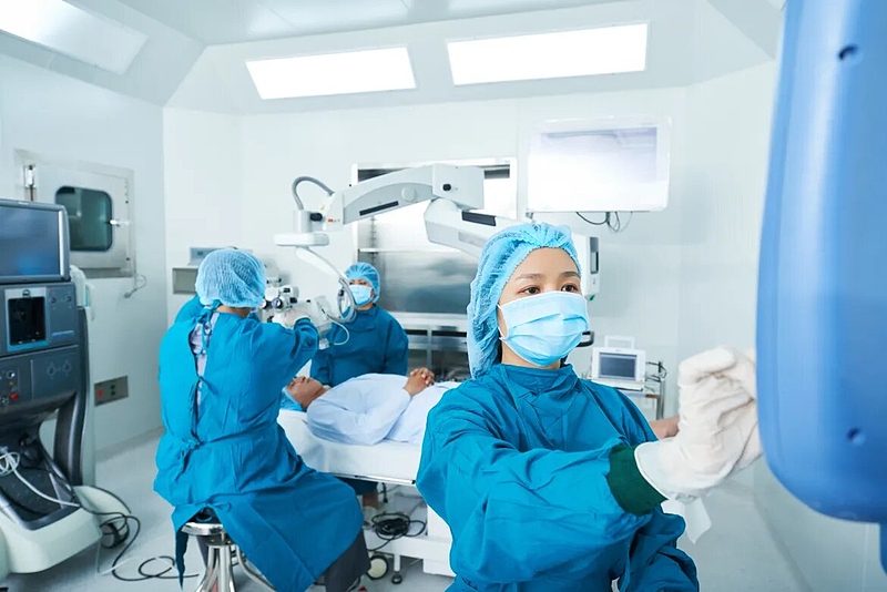 Файл:Asian-surgeons-performing-surgery-2023-11-27-04-58-35-utc.jpg