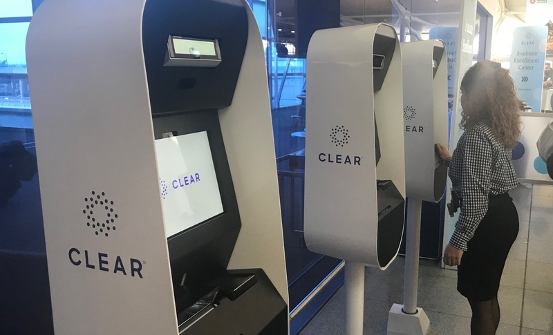 Файл:Customer-at-jfk-using-clear horizontal.jpg