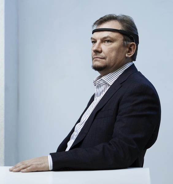 Файл:Александр Макаров с нейрогарнитурой.jpg