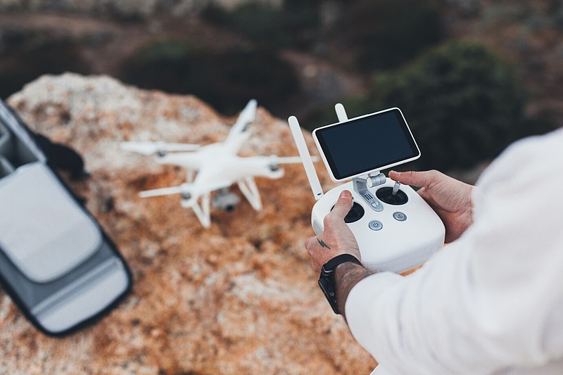 Файл:Stock-aerial-video-creator-photographer-prepares-drone-flight 346278-260.jpg