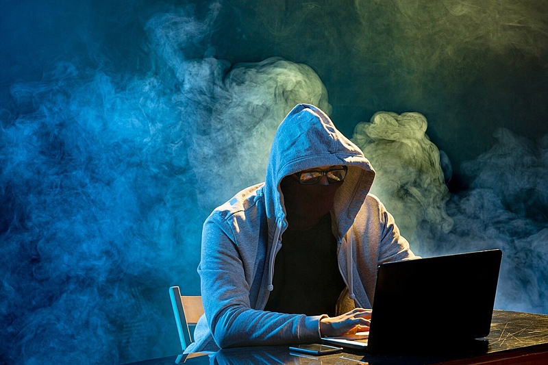Файл:Hooded-computer-hacker-stealing-information-with-laptop 155003-9010.jpg