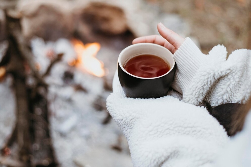 Файл:Woman-holding-hot-cup-tea-outdoors 23-2148802811.jpg