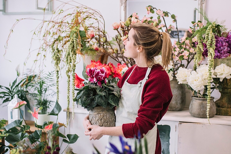 Файл:Woman-with-potted-flower-shop 23-2147762191.jpg