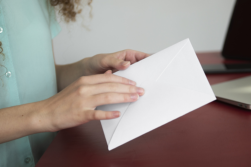 Файл:Side-view-woman-holding-envelope.jpg